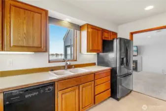 Open sightlines so you never miss a lake view while cooking