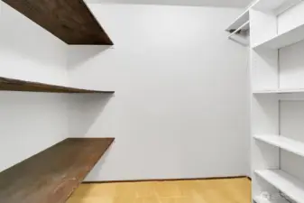 Huge Closet by the Entry!