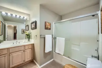 Oversized main bathroom w/linen closet