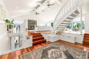 Entrance, foyer, vaulted ceilings, ceiling fans