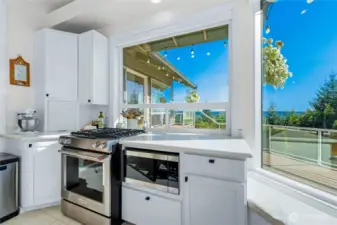 Gas range with downdraft fan