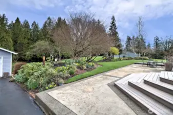 Beautiful landscaping throughout!