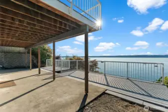 Endless spots to enjoy the outdoors, with sun-filled decks crafted from wood and composite materials.