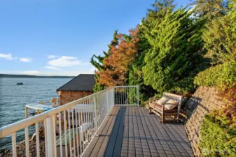 Endless spots to enjoy the outdoors, with sun-filled decks crafted from wood and composite materials.