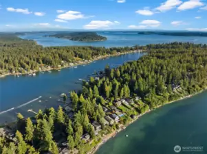 From the front, enjoy sunsets over the Olympic Mountains, while behind the home lies Horsehead Bay, a public boat launch, and in the distance Mount Rainier and the Fox Island Bridge—plus a five-minute boat ride to the local favorite, Deadman’s Island (Cutts Island State Park).
