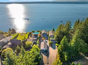 From the front, enjoy sunsets over the Olympic Mountains, while behind the home lies Horsehead Bay, a public boat launch, and in the distance Mount Rainier and the Fox Island Bridge—plus a five-minute boat ride to the local favorite, Deadman’s Island (Cutts Island State Park).