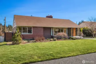 Spacious front yard.