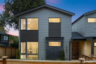 Close to Juanita Beach Park, St Edward State Park, and waterfront trails.