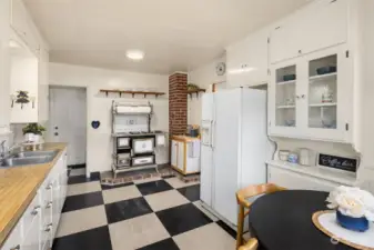 A few more cabinets on this side of the kitchen.