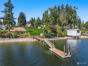 Fabulous dock. 7' deep at a minus tide. Buoys are allowed in the bay.