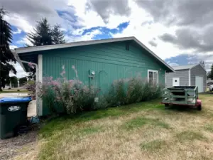 231 Maple Ave NW, Napavine WA side yard