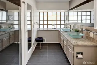 ~en suite bathroom