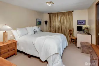 ~primary bedroom with en suite bath & sauna