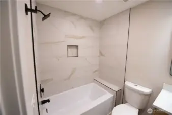 Main bathroom w/ bathtub