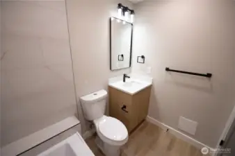 Main bathroom w/ bathtub