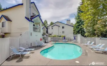 Pool, hot/warm tub, too