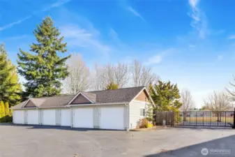 Comes with a detached garage.