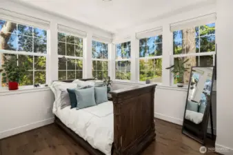 Flooded with sunlight, the upper-level bedroom suite features six windows that capture the beauty of Queen Anne’s picturesque streets.