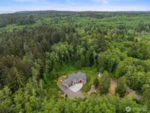 Ultimate privacy yet minutes to Kingstons ferry systems, grocery stores, restaurants, beaches, etc.