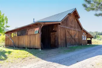 Incredible shop for woodworking, metal work or whatever your medium.