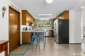 Kitchen w/ eating bar