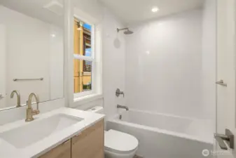 Floor 2 Bedroom EN-SUITE bath