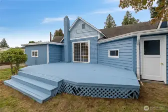 Fantastic deck off of the living room ...