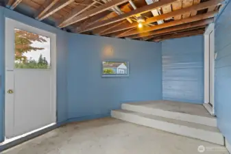 Breezeway between the house & garage ...