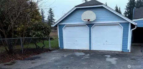 Great detached shop with side area & parking ...