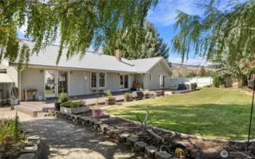 PRIVATE back yard - with trees thats fenced for privacy!