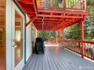 Huge deck for entertaining