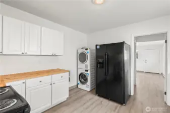 Large kitchen with additional storage, washer/dryer included