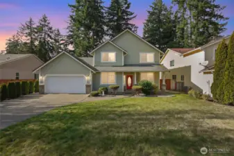 This isn’t just a house — it’s soaring ceilings, hardwood floors, greenbelt privacy, private trail access, and lifestyle buyers instantly connect with. When a home checks architectural, location, and lifestyle boxes all at once, it doesn’t sit — it commands attention. And I know how to make sure it does.