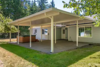 Hot Tub in great condition, lots of covered space in the back