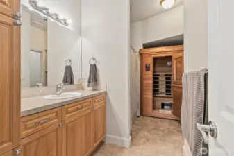 Full bathroom w/ sauna
