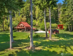 Here, a splendid situations of view, privacy, and true crafstmanship in the home.