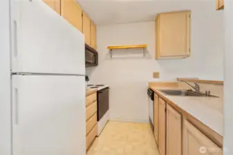 Kitchen, all appliances stay!