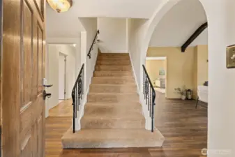 Wide staircase + Entry