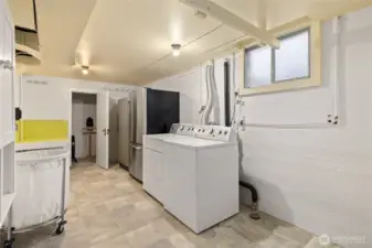 Laundry room, utility room + storage