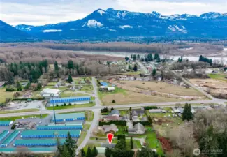 Not in a flood zone, but close to fishing on the Skagit River and hiking in the nearby hills
