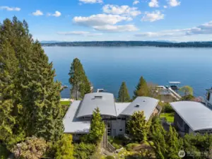 A+ location near renowned Laurelhurst Beach Club, just a few minutes to U-Village and world class shopping and wonderful commute to eclectic Seattle and Bellevue shops and restaurants.