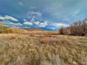 East views provide beautiful sunrises and mountain backdrop.