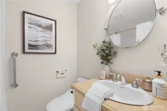 Upstairs guest hallway full bathroom.