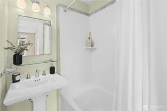 Bedroom 5 full ensuite bathroom.