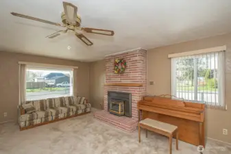 Living Rm w/gas FP