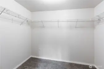 Walk in closet 5th bedroom