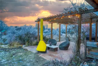 Large patio w/pergola