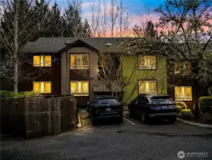 Welcome to convenient yet affordable living in the vibrant Redmond community.