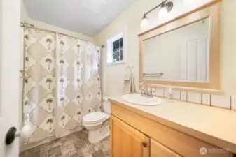 upper level full bath