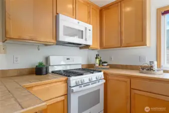 New gas stove and microwave, never used!
